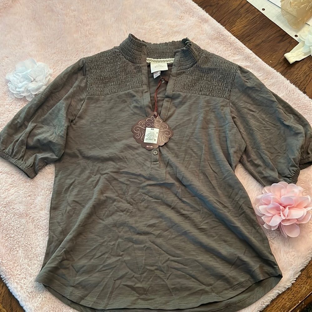 Knox rose army green color shirt, size XS, brand new!!🔥🔥🔥🌺🌺🌺🌺